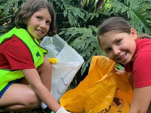 Image of children April and Astrid Gordon help Clean Up Australia 