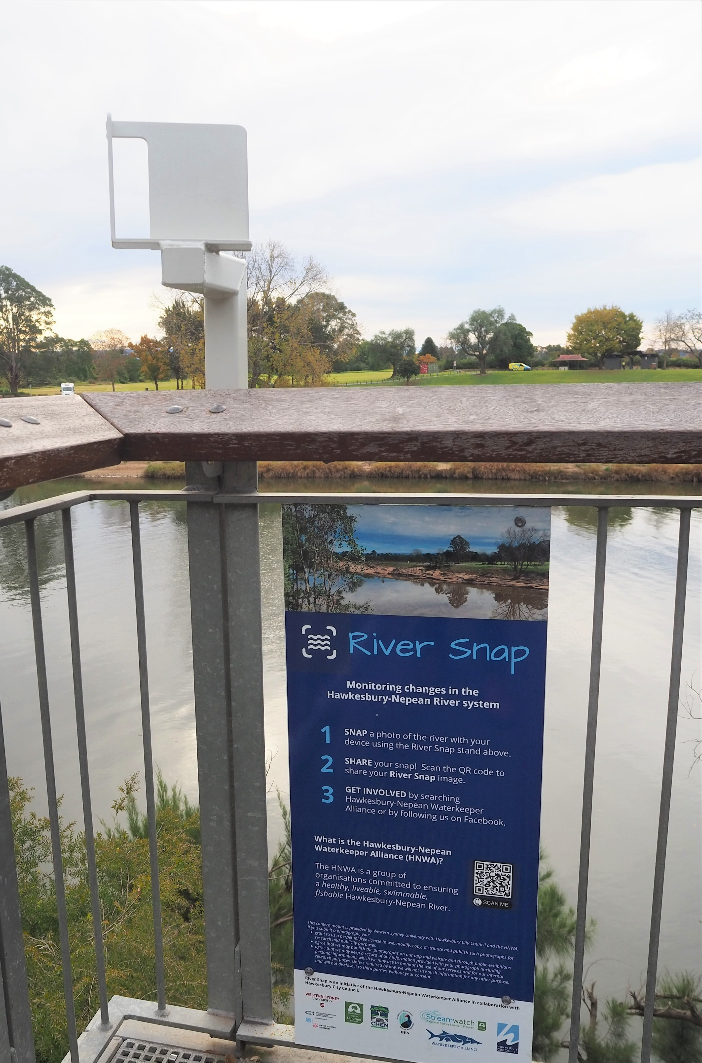 River Snap phone stand