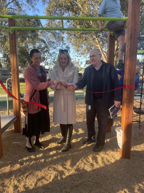 Picture of Mayor Sarah McMahon cutting the ribbon at Ivy Avenue Playground