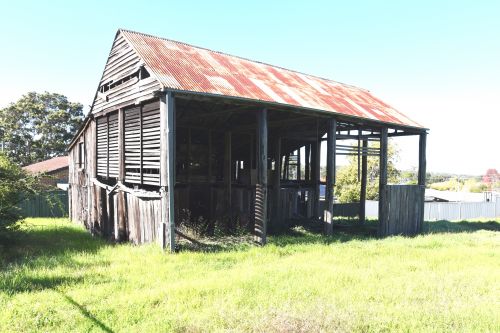Image of a slab barn at Pitt Town