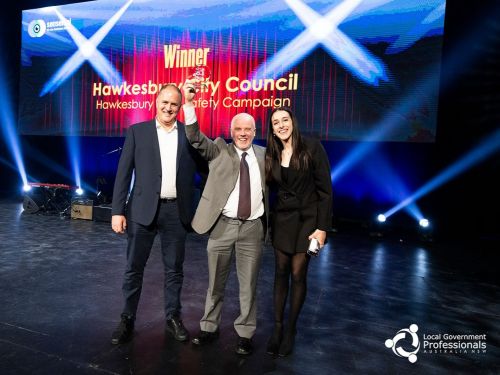 Picture of David Catt and Adriana Bellomo receiving the Excellence Award