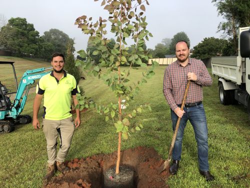 Picture of Contractor Jared Wilson with Mayor Patrick Conolly at the Hobartville tree planting